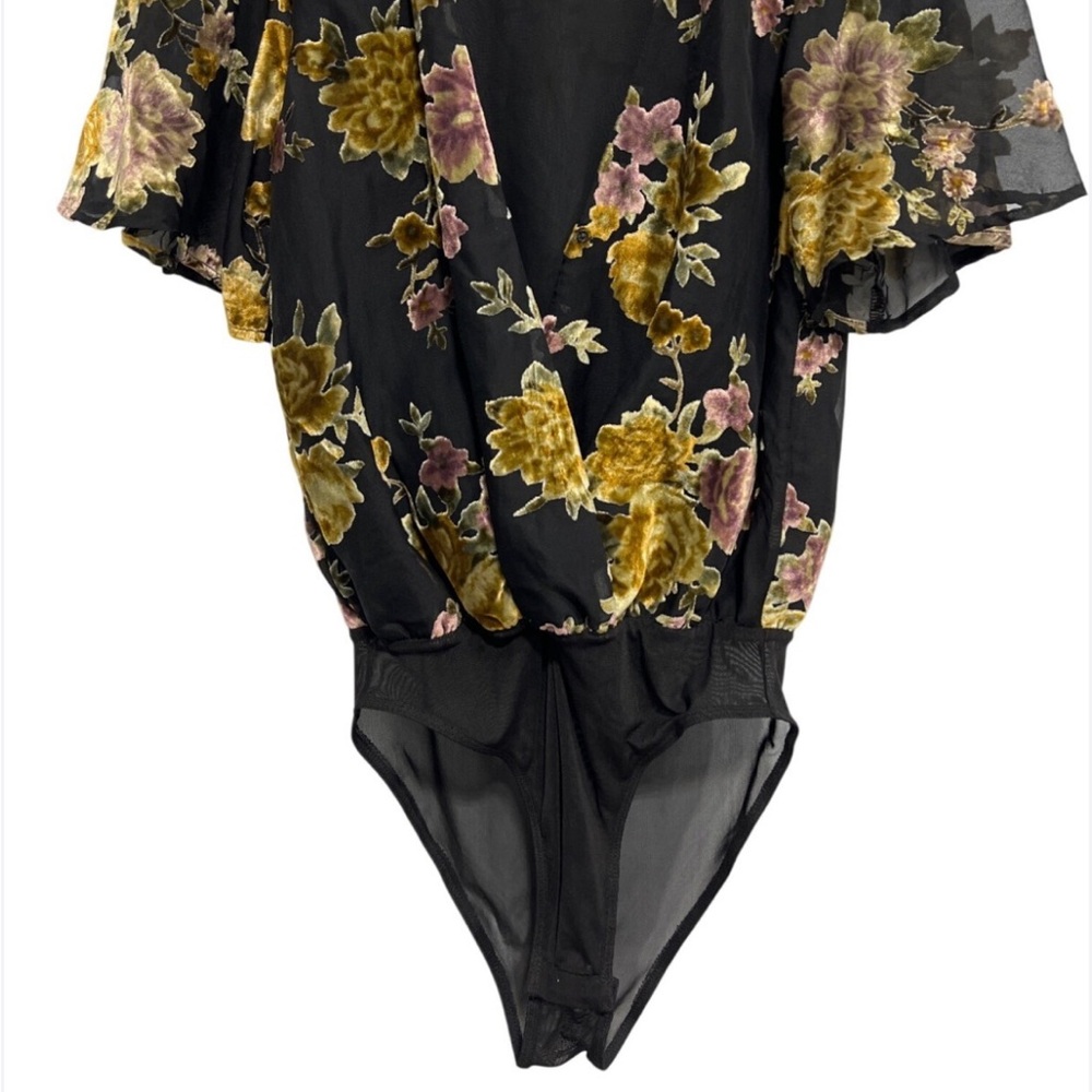 ASTR The Label Womens Body Suit Short Sleeve V Neck Floral Med Velvet Burnout - Picture 2 of 12